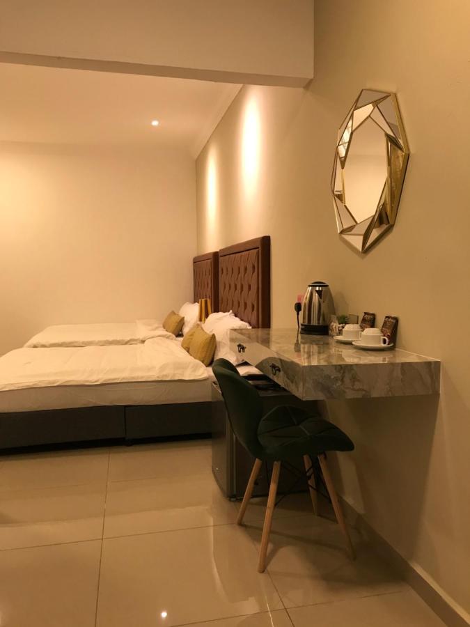 Art Heritage At Lucky 7 *
